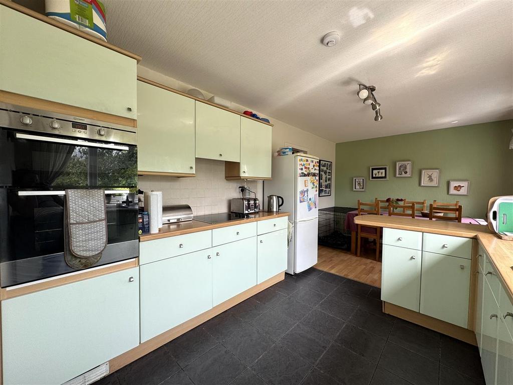 Kitchen 2.jpg