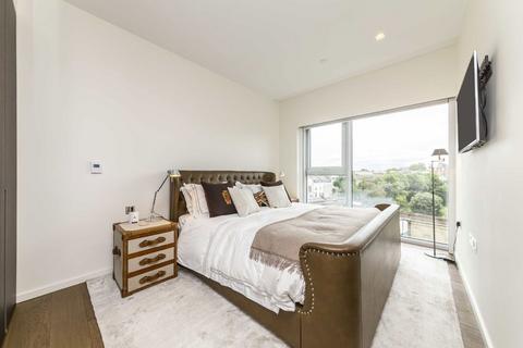 3 bedroom flat to rent, Columbia Gardens, London SW6