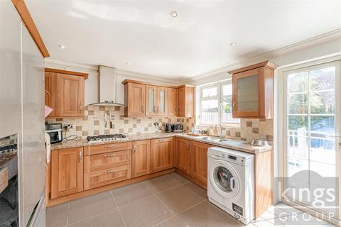 3 Rainer Close, Cheshunt, Waltham Cross, EN8 9QJ