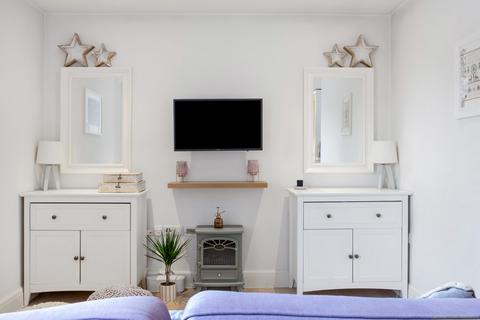 Studio for sale, King Georges Walk, Esher, KT10