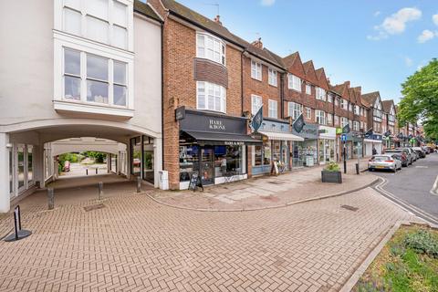 Studio for sale, King Georges Walk, Esher, KT10