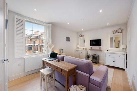 Studio for sale, King Georges Walk, Esher, KT10