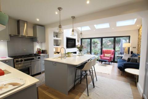 4 bedroom terraced house to rent, Lincoln Avenue, Twickenham TW2