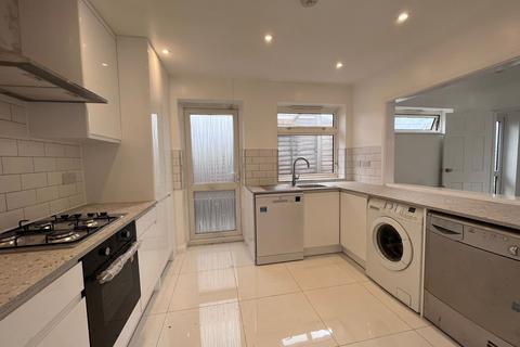 3 bedroom bungalow to rent, Clare Road, Maidenhead SL6