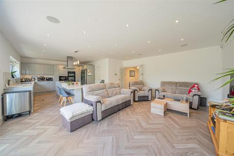 4 Willow Grove, Ruislip, HA4 6DF