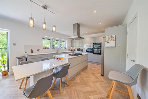 4 Willow Grove, Ruislip, HA4 6DF