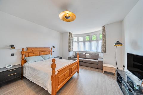 4 Willow Grove, Ruislip, HA4 6DF