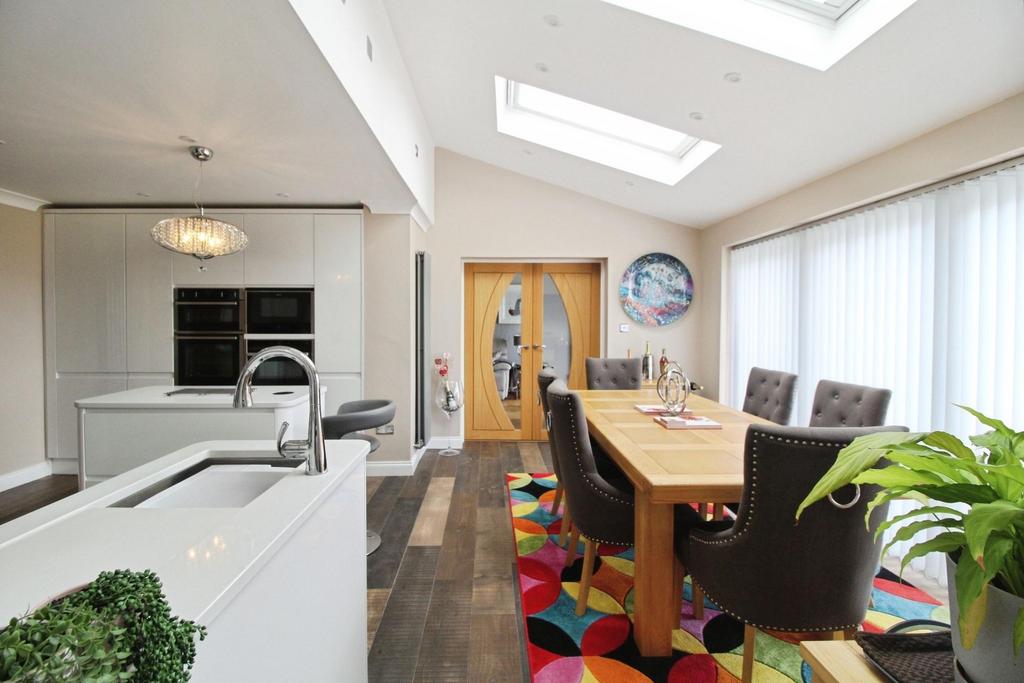 Kitchen Breakfast + Family Room