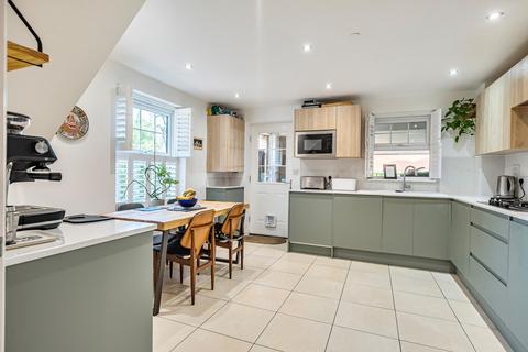 25 Renwick Drive, Bromley, BR2 9GS