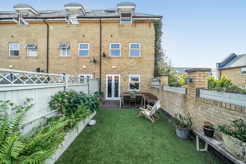 25 Renwick Drive, Bromley, BR2 9GS