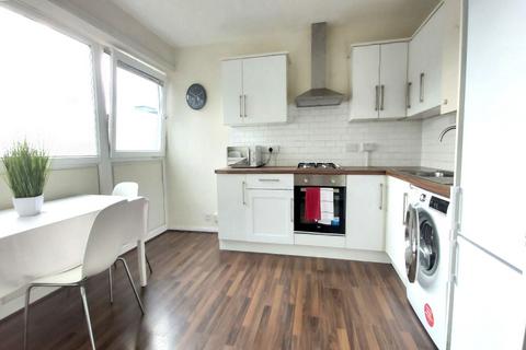 4 bedroom flat to rent, Ludovick Walk, London, SW15
