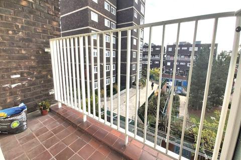 4 bedroom flat to rent, Ludovick Walk, London, SW15