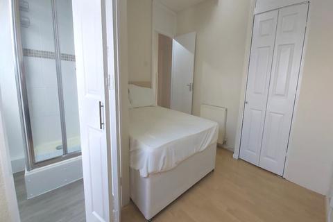 4 bedroom flat to rent, Ludovick Walk, London, SW15
