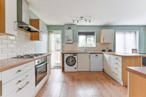 18 Marlowe Square, Mitcham, CR4 1DT