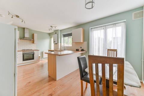18 Marlowe Square, Mitcham, CR4 1DT