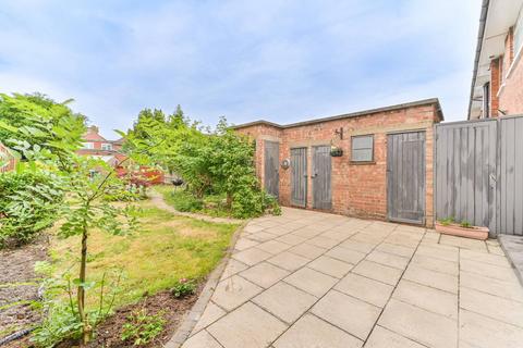 18 Marlowe Square, Mitcham, CR4 1DT