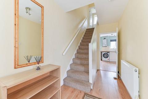 18 Marlowe Square, Mitcham, CR4 1DT
