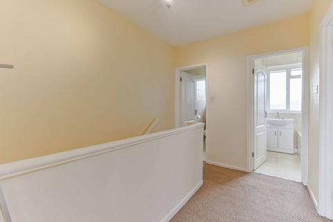 18 Marlowe Square, Mitcham, CR4 1DT
