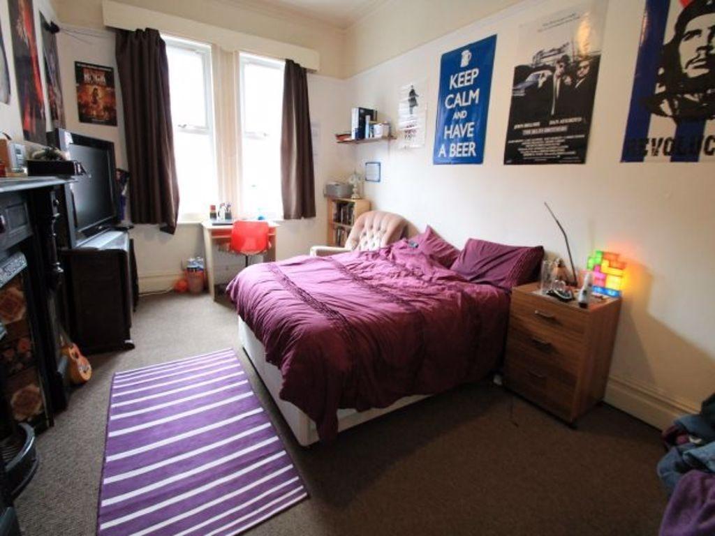 A cozy double bedroom featuring a comfortable b...
