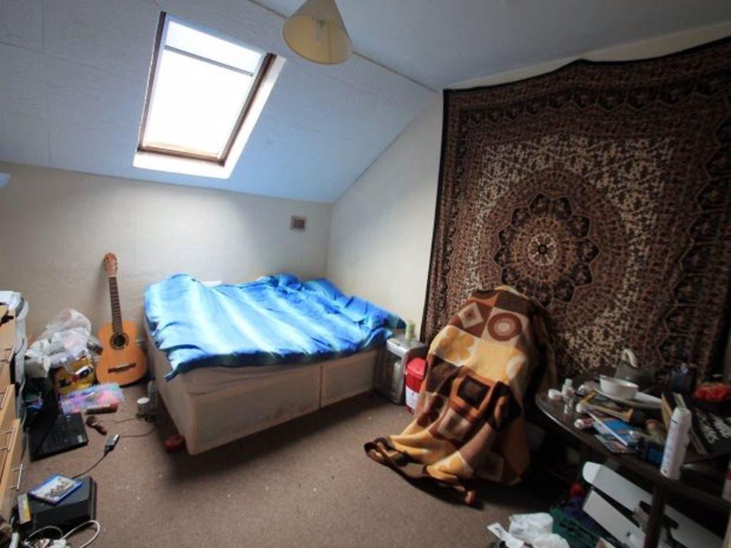 A cozy double bedroom featuring a comfortable d...