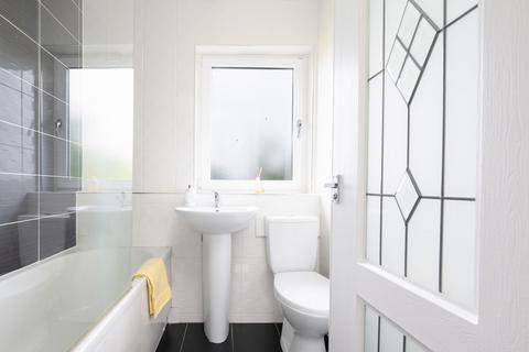3 bedroom detached house to rent, Burns Road, Greenock, PA16