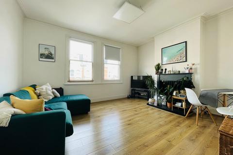 2 bedroom flat to rent, Balham High Road, London SW12