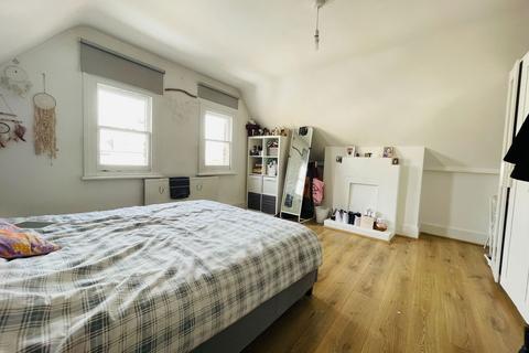 2 bedroom flat to rent, Balham High Road, London SW12