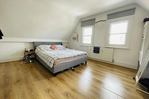 2 bedroom flat to rent, Balham High Road, London SW12