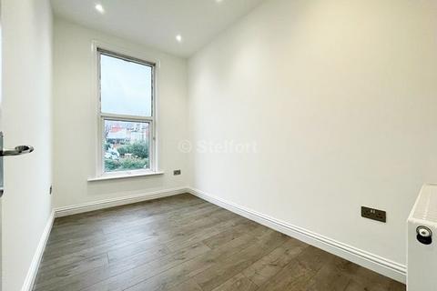 2 bedroom flat for sale, Archway Road, London, N6