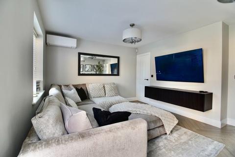 4 Leaf Hill Drive, Romford, RM3 7FA