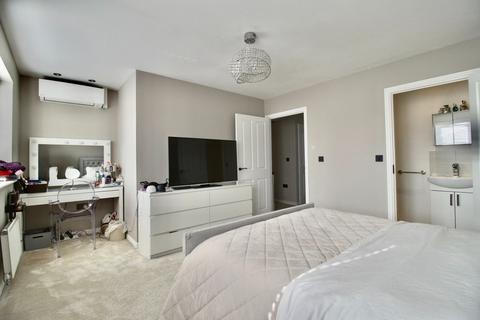 4 Leaf Hill Drive, Romford, RM3 7FA