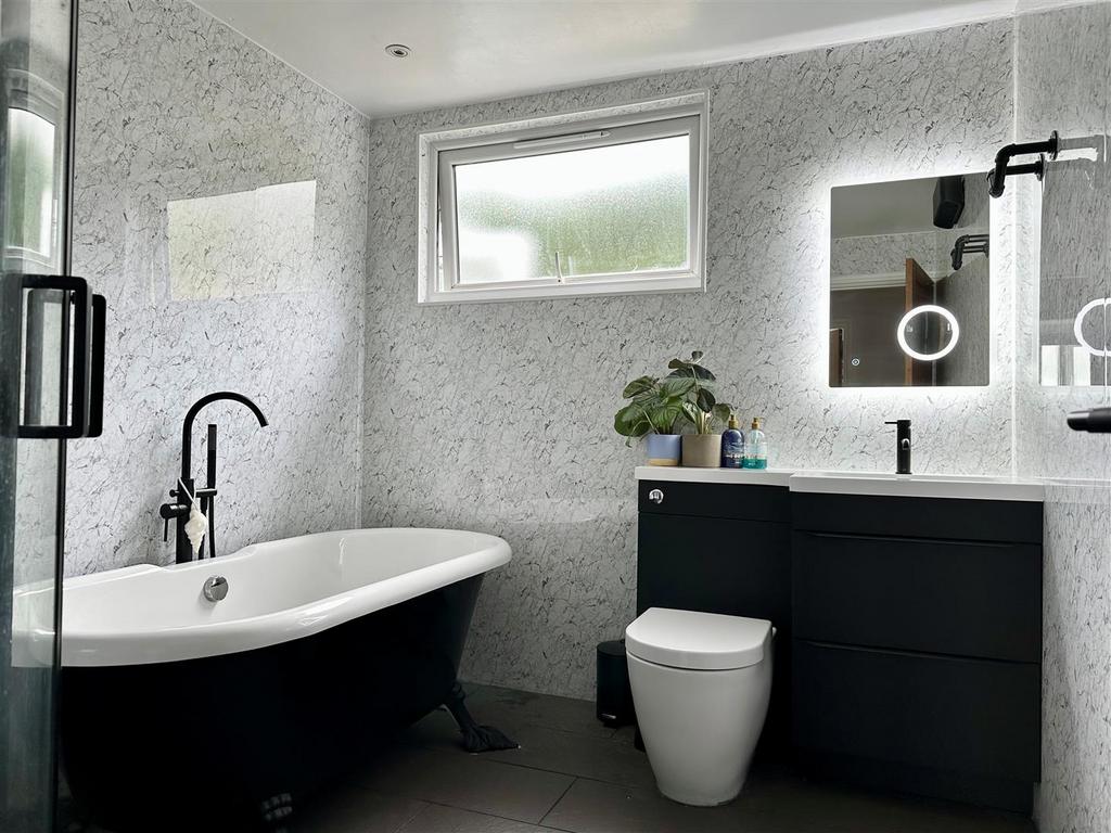 Bathroom 2.jpg