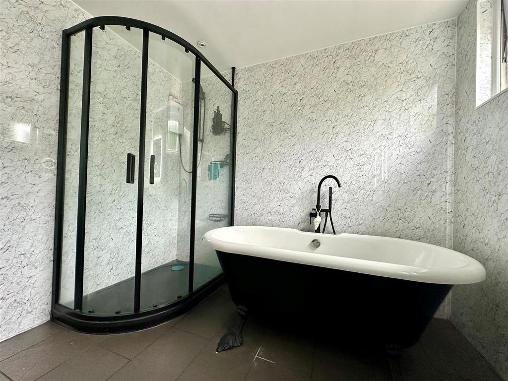 Bathroom 1.jpg