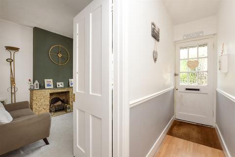 32 Beechwood Gardens, Caterham, CR3 6NH