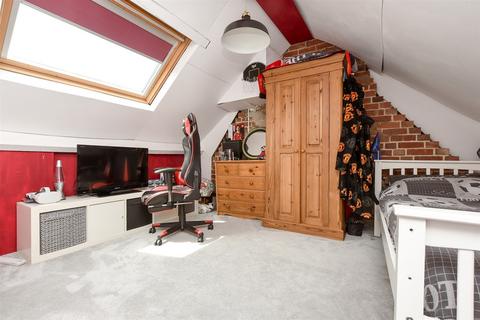32 Beechwood Gardens, Caterham, CR3 6NH