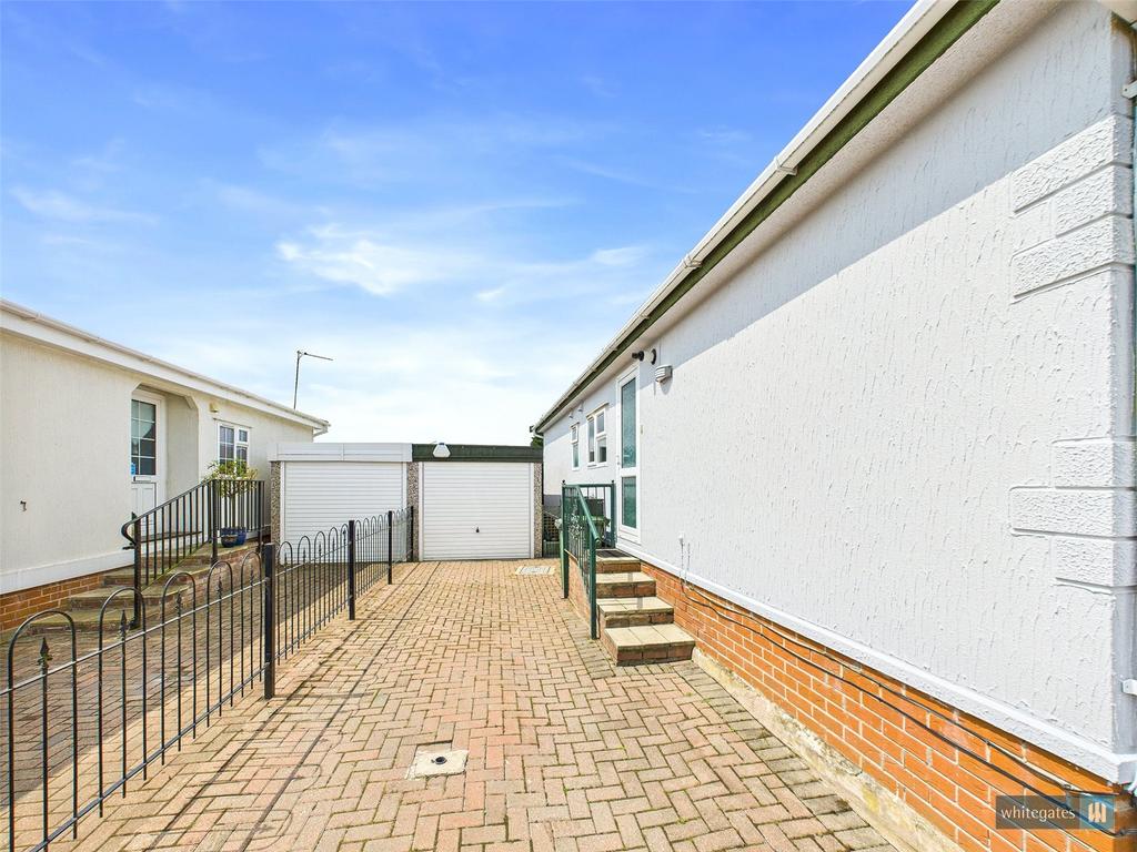 Garage/Driveway