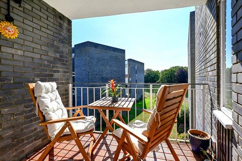 Glen Court, Staines TW18