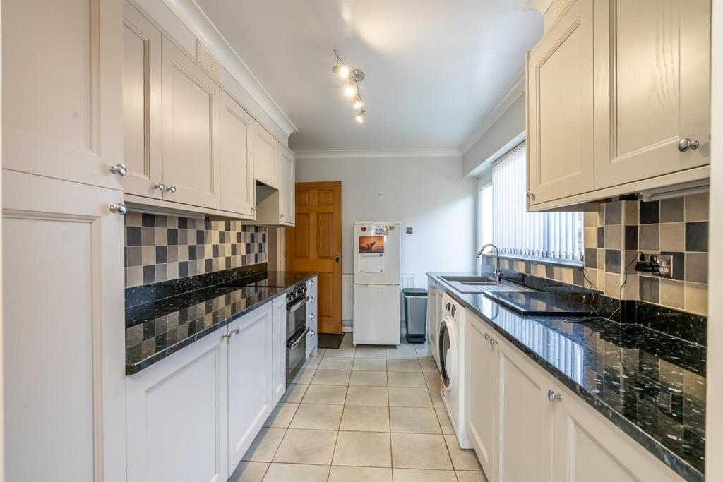 Kitchen 2.jpg