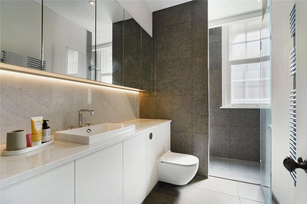Principal Bathroom