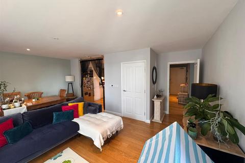 undefined, High Road, London N12