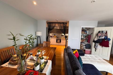 undefined, High Road, London N12