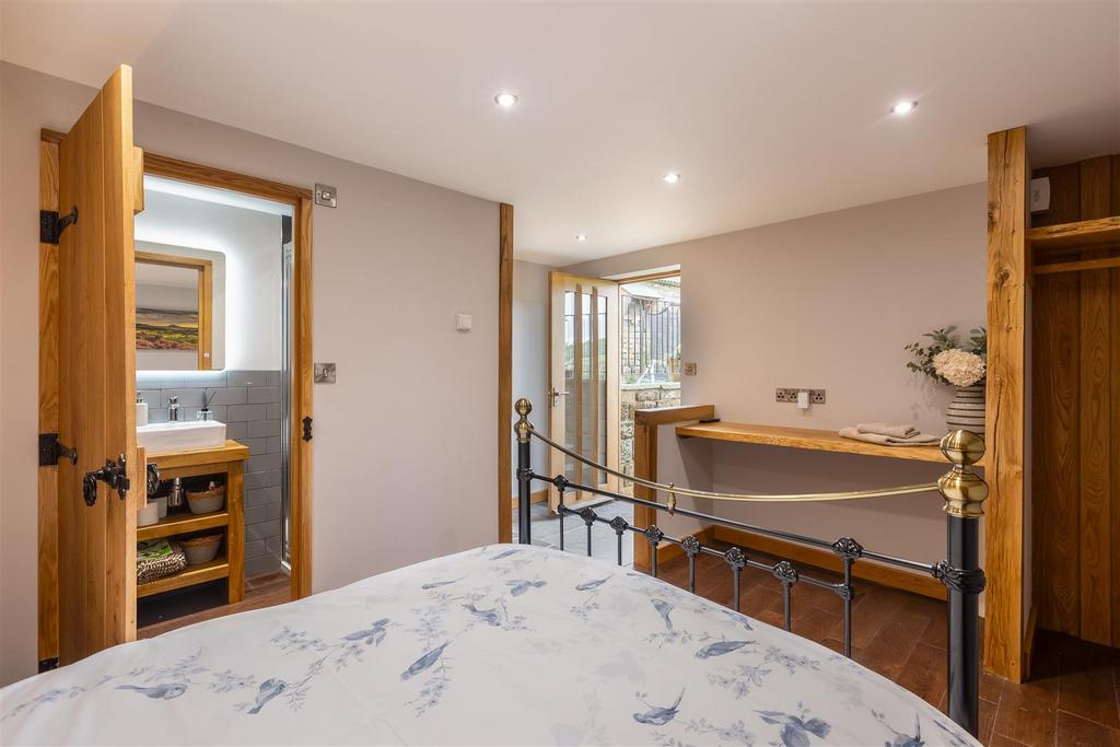 Pennock House Bedroom 4-3.jpg