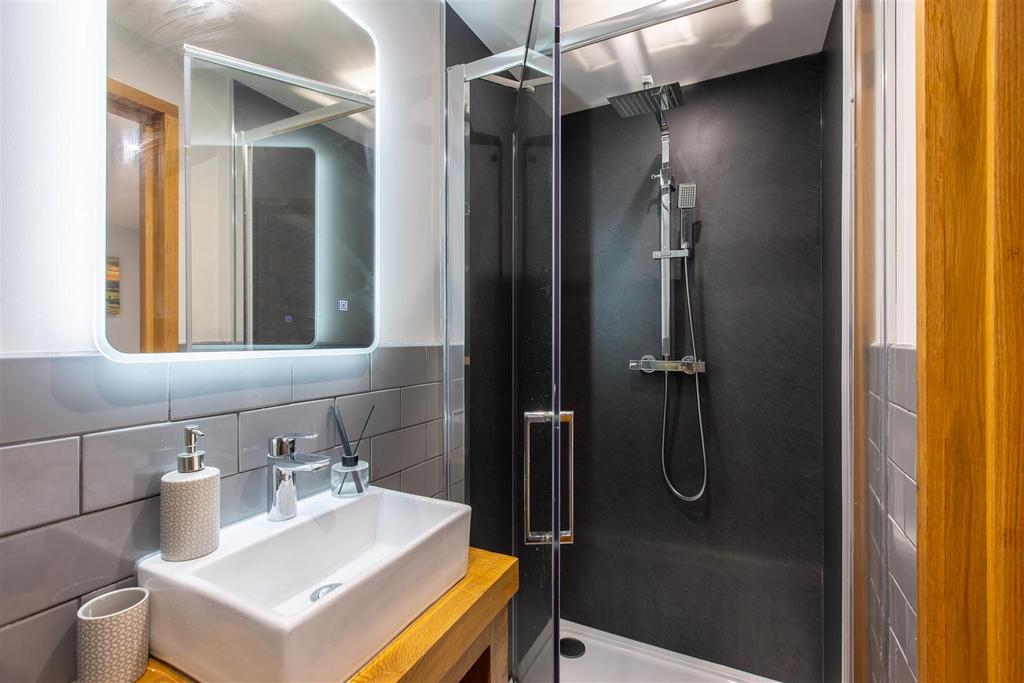 Pennock House Bedroom 4-4.jpg