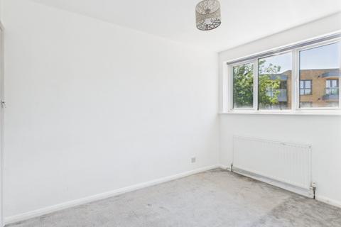 3 bedroom terraced house to rent, Chichester Way, Feltham, TW14