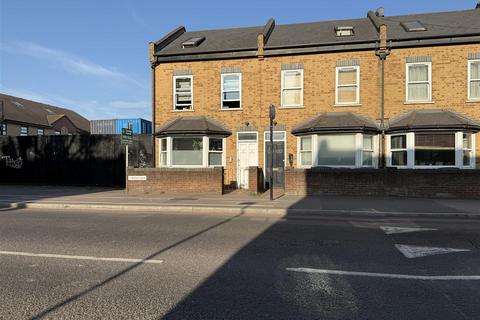 Esin Court, Broad Lane