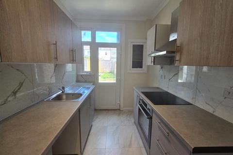 4 bedroom end of terrace house to rent, Baring Road, Croydon