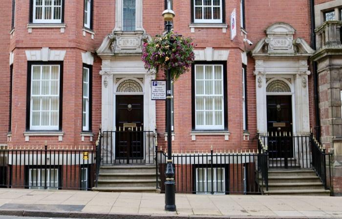Charming traditional red brick terraced house e...