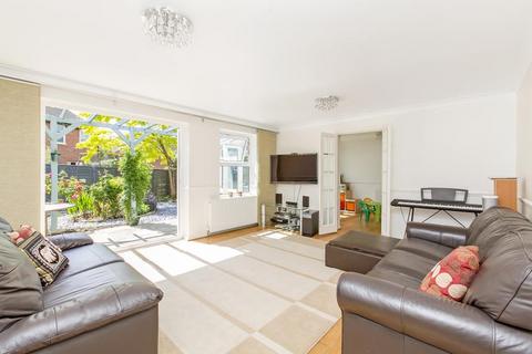 17 Locksmeade Road, Richmond, TW10 7YT