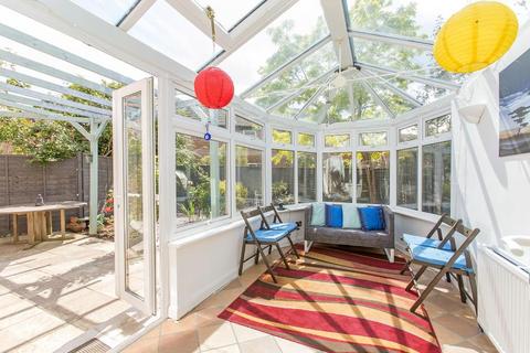 17 Locksmeade Road, Richmond, TW10 7YT