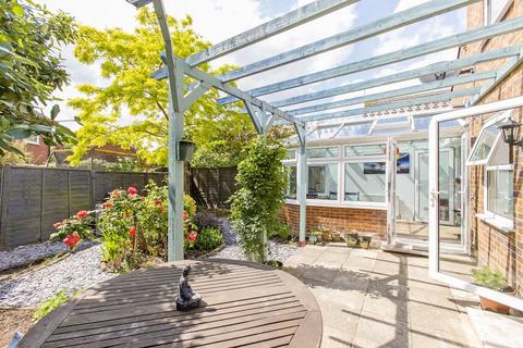 17 Locksmeade Road, Richmond, TW10 7YT